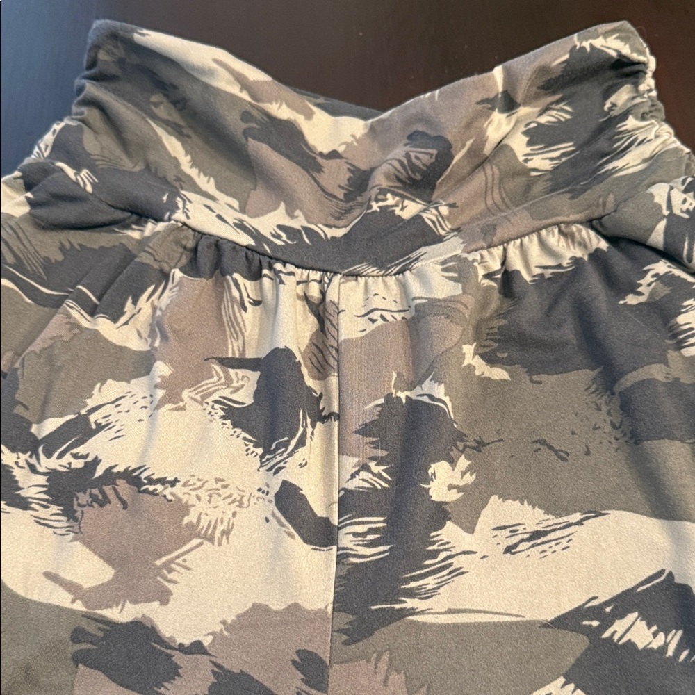 Camouflage Print Cropped Lounging Pants Size M - Picture 5 of 6